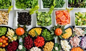 Mnóstwo świeżych warzyw do kebaba: sałata, pomidory, ogórki, papryka, kukurydza, fasola, ciecierzyca, cebula, marchewka, brokuły, oliwki, pieczarki i kurczak.