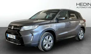 En mörkgrå Suzuki Vitara Hybrid står redo för en provkörning. Denna bil är perfekt för dig som söker en pålitlig och bränslesnål SUV.