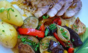 Wieprzowina z warzywami z piekarnika - prosty przepis na pyszne danie
