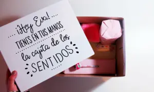 ¡Eva! Tienes en tus manos la cajita de los cinco sentidos. Contiene sorpresas para deleitar cada uno de ellos.