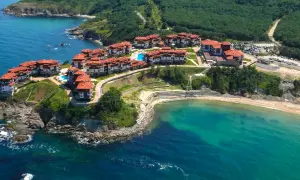 Piękne wybrzeże Bułgarii z hotelami i plażą. Idealne miejsce na wakacje, kiedy jechać? Latem!