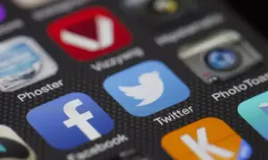 Ikony aplikacji na ekranie smartfona: Facebook, Twitter, Phoster, Vuzzywig, PhotoToast i inne. Czas na aktualizację FB!