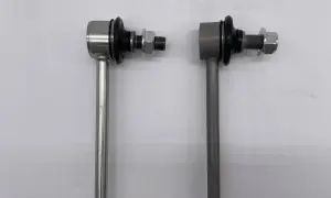Deux biellettes de barre stabilisatrice neuves, prêtes pour le changement. Le prix de cette pièce est essentiel pour le contrôle de votre véhicule.