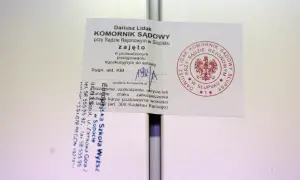 Zajęto w postępowaniu egzekucyjnym. Komornik Dariusz Lidak przy Sądzie Rejonowym w Słupsku. Dłużnik musi uważać, by nie uszkodzić znaku zabezpieczenia.