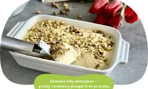 Domowe lody pistacjowe w białej misce, posypane orzechami. Obok czerwone tulipany.