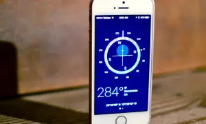Biały telefon z ekranem pokazującym kompas w aplikacji. Wskazuje kierunek 284 stopnie.