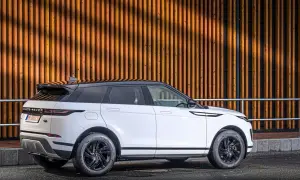 Weißer Range Rover Evoque 2.0 Diesel, moderne Optik vor Holzfassade. Gute Range Rover Evoque 2.0 Diesel Erfahrungen gesucht?