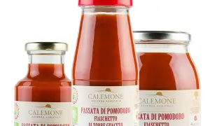 Tre bottiglie di passata di pomodoro pugliese Calemone, un tesoro della terra di Torre Guaceto.