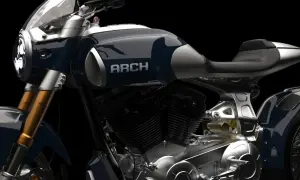 Elegancki motocykl ARCH w kolorze granatowym z chromowanymi detalami. Widoczny potężny silnik i sportowe siodło.
