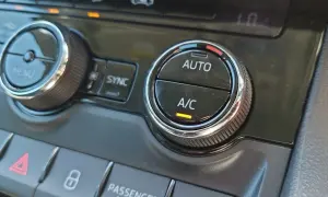Klimatanläggningens reglage i bilen. A/C-knappen lyser, redo att bekämpa imma i bilen.