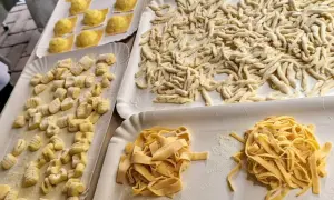 Plateaux de pâtes fraîches variées : gnocchis, trofie, raviolis et tagliatelles. Un vrai festin pour suivre une recette pâte fraîche chef italien.