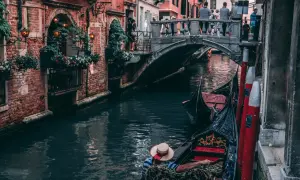 Gondola płynie kanałem, pod mostem, wśród ceglanych kamienic. To polska Wenecja, gdzie czas płynie wolniej.