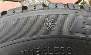 Opona wielosezonowa z oznaczeniem płatka śniegu. Napis "TUBELESS" na boku.