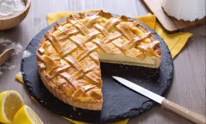 Délicieux dessert ricotta citron, une tarte dorée à la garniture crémeuse, prête à être dégustée.