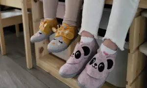 Urocze kapcie do przedszkola: żyrafki i pandy. Idealne dla maluchów, które szukają wygodnych i zabawnych butów na co dzień.