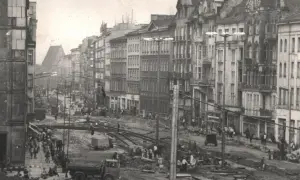 Prace budowlane na ulicy Święty Marcin w Poznaniu. Widać robotników, ciężki sprzęt i tory tramwajowe.
