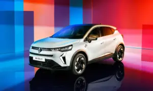 Biały Renault Captur na tle kolorowych pasów. Zastanawiasz się, jaki silnik benzynowy wybrać do tego stylowego SUV-a?