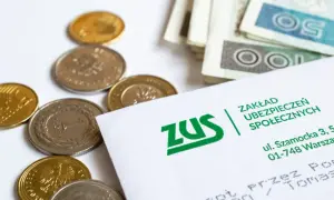 Monety i banknoty obok dokumentu ZUS. Nadzieja na spokojną emeryturę dla rocznika 1961 mężczyzny.