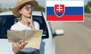 Dziewczyna z mapą przy aucie, zastanawia się, co trzeba mieć w aucie na Słowacji. Flaga Słowacji.