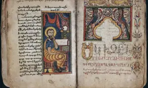 Ilustracja z Ewangelii św. Marka: święty siedzi przy biurku, pisząc. Obok ozdobne inicjały i miniatury.