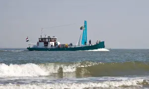 Ein Boot mit Anglern auf dem Weg zum gelben Riff. Die beste Angelzeit beginnt jetzt!