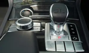 Manopola e leva del cambio semiautomatico Mercedes con selettore modalità di guida.