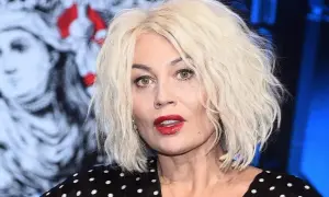 Monika Jarosińska z mężem po operacjach plastycznych. Jej blond włosy i czerwone usta przyciągają uwagę.