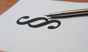 Eleganckie pióro spoczywa obok symbolu paragrafu, gotowe do rozpoczęcia nowego akapitu.