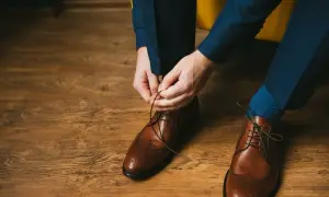 Granatowy garnitur, brązowe buty: Jakie skarpetki wybrać?
