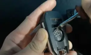 Kluczyk Peugeot 208 nie działa? Wymiana baterii CR2032 krok po kroku