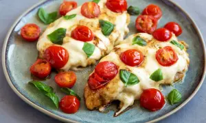 Mozzarella na obiad: Pyszne przepisy na ciepło (nie tylko Caprese)