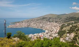 Widok na zatokę i miasto Saranda w Albanii. W oddali widać morze i góry.