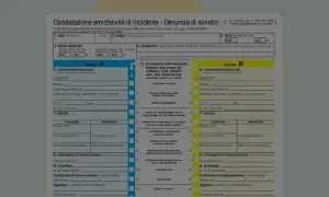 Modulo di constatazione amichevole di incidente, con campi per descrivere il sinistro e i veicoli coinvolti.