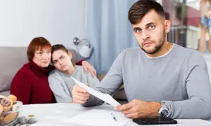 Rodzina analizuje dokumenty, zastanawiając się, kto dziedziczy po osobie niezamężnej i bezdzietnej.