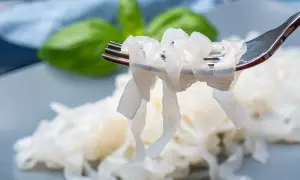 Makaron konjac na widelcu, gotowy do wypróbowania w nowych przepisach. Delikatne nitki, idealne do lekkich dań.
