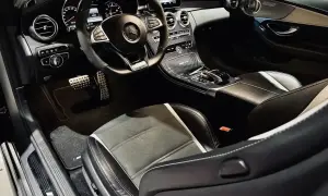 Wnętrze sportowego Mercedesa C63 AMG W204: skórzane fotele, karbonowe detale i sportowa kierownica.