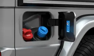 Grå bil med öppen tanklucka. Röd kork märkt "DIESEL" och blå kork syns. Bredvid finns en lucka för AdBlue.