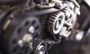 Detaljerad bild av en motor med kamrem, troligen för ett Renault Megane kamremsbyte.