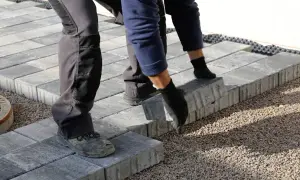 Ile kosztuje ułożenie kostki brukowej na cmentarzu? Zaskakujące ceny!