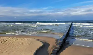 Piękna plaża z falochronem. Z Poznania pociągiem dojedziesz do wielu miast nad morzem, np. do Trójmiasta czy Kołobrzegu.