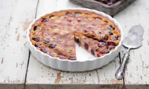 Clafoutis aux cerises, une recette facile et gourmande. Un dessert doré aux fruits rouges, prêt à être dégusté.