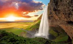 Wodospad Seljalandsfoss na Islandii o zachodzie słońca. Marzenie o podróży z jakim biurem na Islandię?