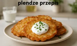 Złociste plendze z kleksem śmietany i szczypiorkiem, obok szklanka mleka. Idealne na szybki obiad.