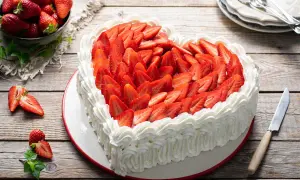 Cuore di panna e fragole, la torta della mamma perfetta per ogni occasione. Fresca e deliziosa, un abbraccio dolce.