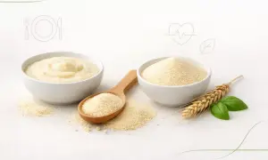 Dwie miseczki z kaszą manną, jedna gotowa, druga sucha. Łyżka z suchą kaszą. Kłos zboża i liście. Czy kasza manna ma gluten? Tak, jest z pszenicy.