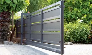 Nowoczesne, przesuwne bramy wjazdowe z aluminium, idealne do każdej posesji. Różne rodzaje bram wjazdowych zapewniają bezpieczeństwo i estetykę.
