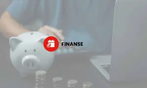 Skarbonka, monety i laptop sugerują zarządzanie finansami, w tym potencjalny podatek od darowizny.