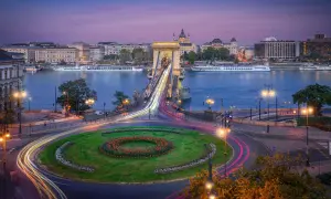 Budapeszt nocą: Most Łańcuchowy i krąg światła samochodów. Węgry atrakcje, które zachwycają.