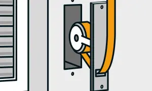 So wird der Rolladengurt gewechselt: Ein Werkzeug greift die Rolle, um den Gurt zu befestigen.