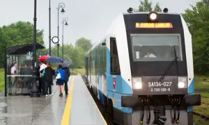 Szynobus Zamość Lublin czeka na pasażerów na deszczowym peronie. Sprawdź rozkład jazdy!